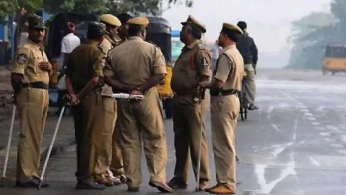 भागलपुर में एक मोबाइल शॉप पर तीन-तीन थानों की पुलिस छापेमारी करने पहुंची। फाइल फोटो