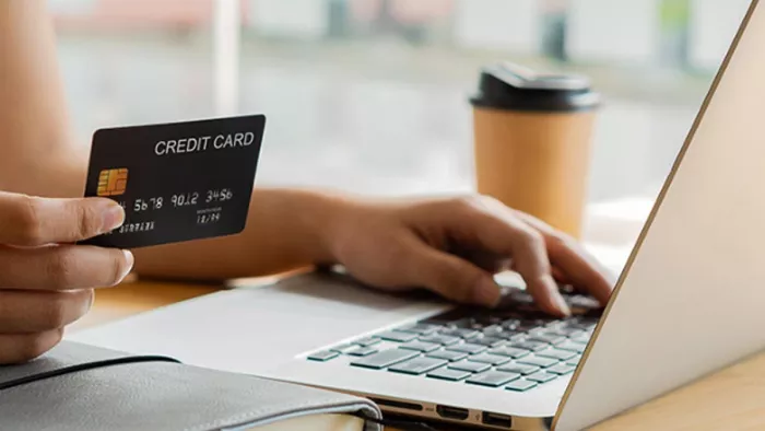 Cashback Credit Cards पर सीधे कैशबैक मिलता है।