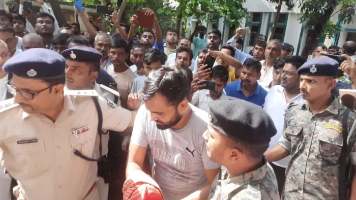 समस्तीपुर कोर्ट परिसर में दिनदहाड़े फायरिंग; जख्मी हालत में प्रभात चौधरी को अस्पताल ले जाती पुलिस