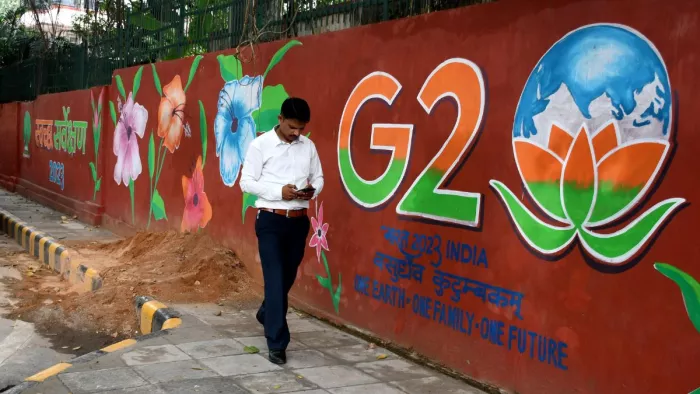 नई दिल्ली-जी-20 के मद्देनजर खान मार्केट में दीवार पर बनाई गइ जी-20 की चित्रकारी।ध्रुव कुमार