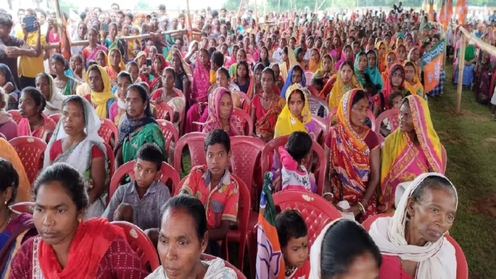 रामगढ़ के ढोलपाथर में बाबूलाल मरांडी के जनसभा में उपस्थित महिलाएं