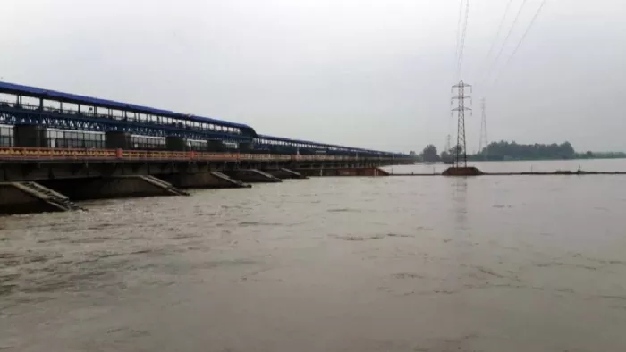 Flood In UP: यूपी में उफान पर नदियां, गांवों में घुसा पानी