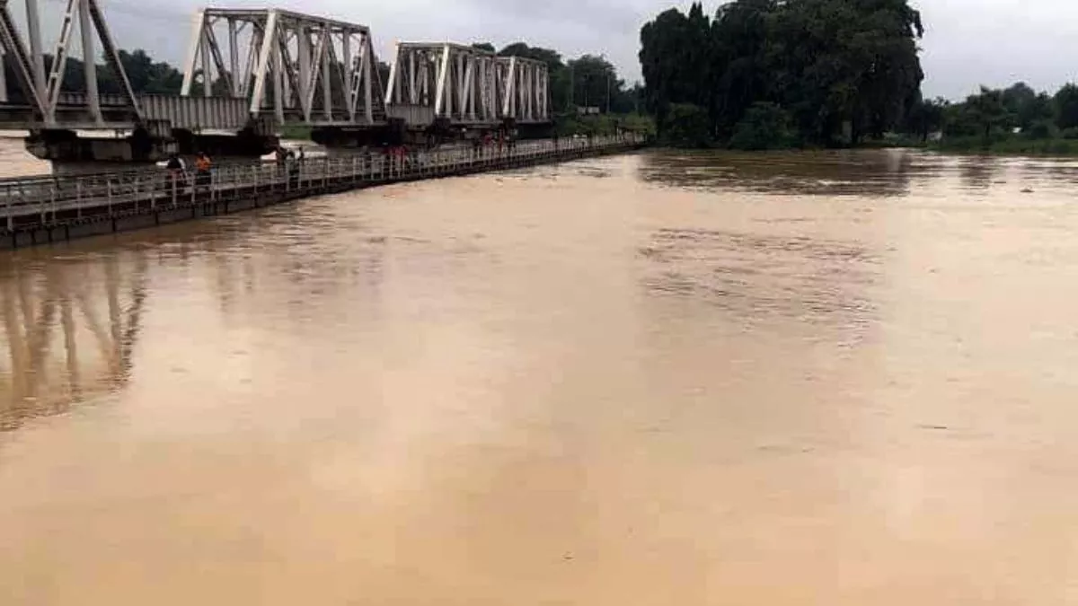 Bihar: मधुबनी में कमला बलान लाल निशान के पार, मंडराया बाढ़ का खतरा; नवटोलिया गांव का सड़क संपर्क टूटा