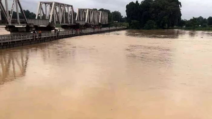 कमला बलान खतरा निशान से दो मीटर ऊपर बह रही