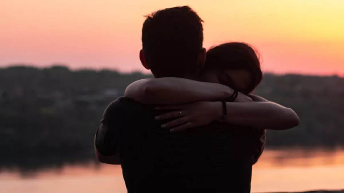 https://www.jagranimages.com/images/newimg/26082023/26_08_2023-lover_hugging_each_other_23512638.jpg