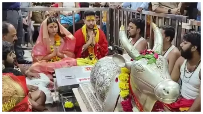 AAP सांसद राघव चड्ढा और परिणीति चोपड़ा पहुंचे उज्जैन (फोटो ANI)