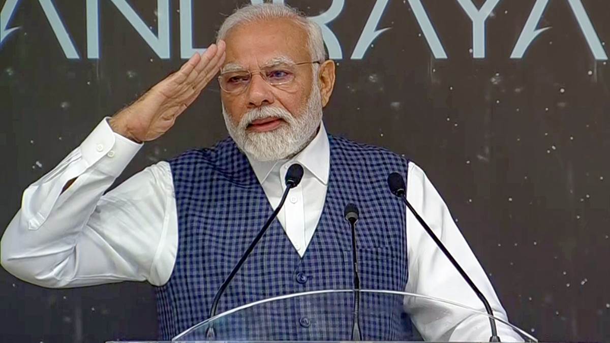 PM Modi: पीएम मोदी के संबोधन के दौरान बिगड़ गई शख्स की तबीयत, प्रधानमंत्री  ने तुरंत उठाया ये कदम - Man health deteriorated during PM Modi address at  Palam airport asks his