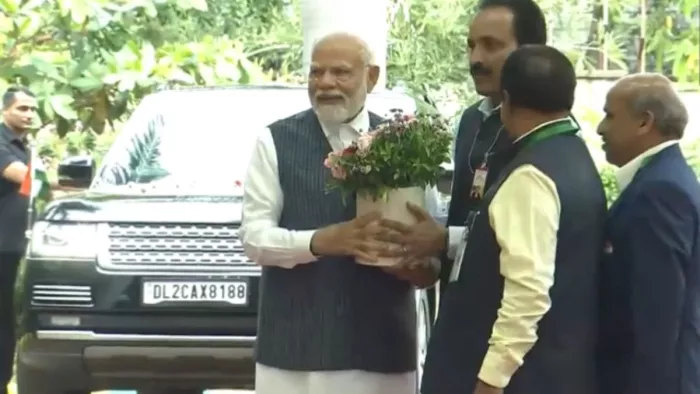 वैज्ञानिकों को बधाई देने बेंगलुरु पहुंचे पीएम मोदी।