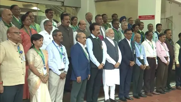 PM Modi in ISRO Centre इसरो सेंटर में बोलते हुए पीएम मोदी।
