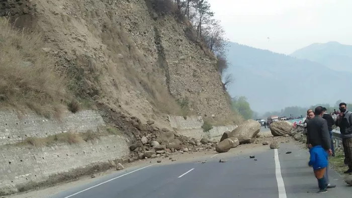 हिमाचल में भूस्खलन से दो नेशनल हाईवे सहित 347 सड़कें बंद