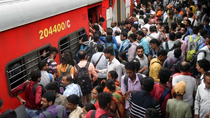 पटना स्टेशन पर ट्रेन में सवार होने के लिए जद्दोजहद करते दिखे परीक्षार्थी। फोटो- जागरण