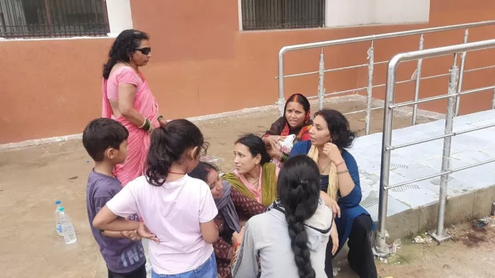 पोस्टमार्टम हाउस के बाहर रोते-बिलखते मायके वाले। जागरण