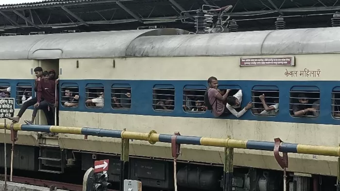 अभ्यथियों ने रेल ट्रैक पर लगाई ऐसी दौड़ कि सिग्नल से पहले रोकनी पड़ी ट्रेन।