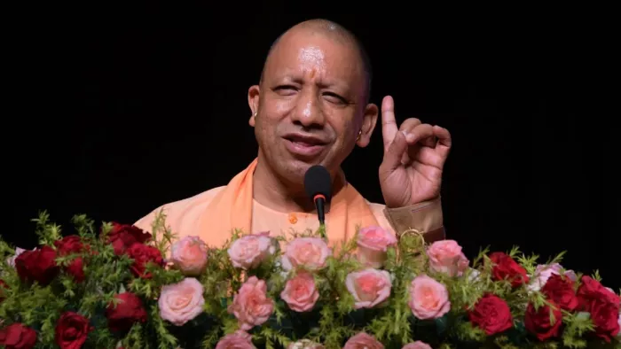 मथुरा में सीएम योगी आदित्यनाथ मंच से भाषण देते हुए।