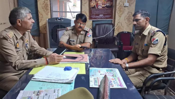 ट्रेन घटना मामले में मंत्रणा करते प्रभारी निरीक्षक राम अवतार, आरपीएफ के निरीक्षक राजेश कुमार व ओमप्रकाश मीणा। जागरण