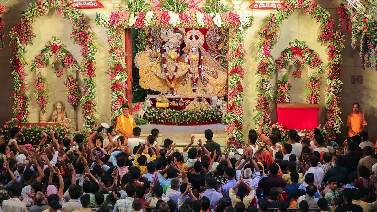 Janmashtami 2024 LIVE: प्रकट हुए कान्हा, गाय के दूध से हो रहा अभिषेक; तस्वीरों में देखें अलौकिक छटा