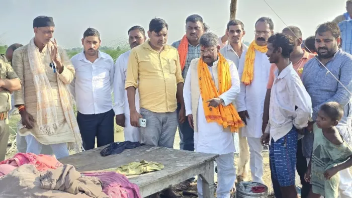 कैथी मांझा में मृतक के स्वजन को ढांढस बंधाते विधायक रामचंद्र यादव : जागरण