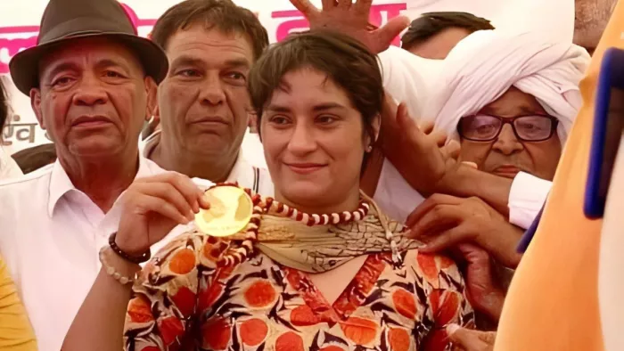 विनेश फोगाट को दिया गया गोल्ड मेडल। इमेज- सोशल मीडिया