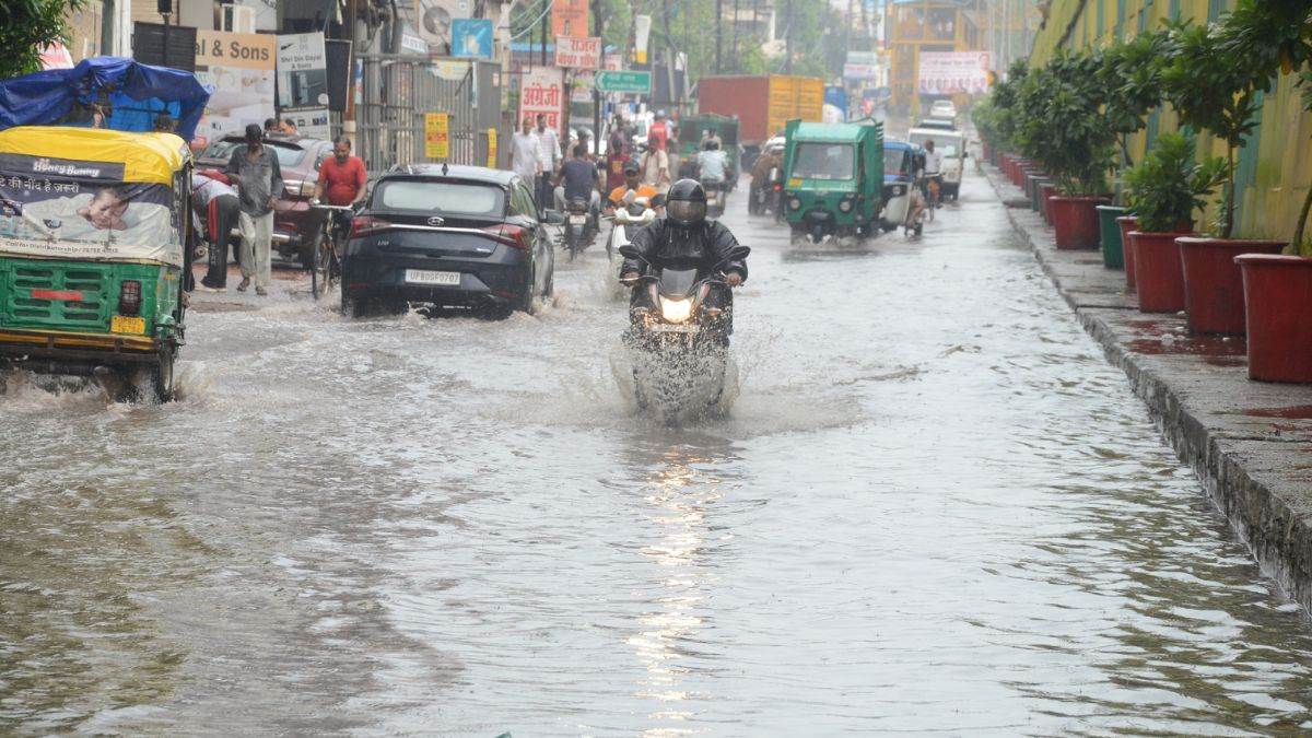 https://www.jagranimages.com/images/newimg/26082025/26_08_2025-agra_rain_water_24025141.jpg