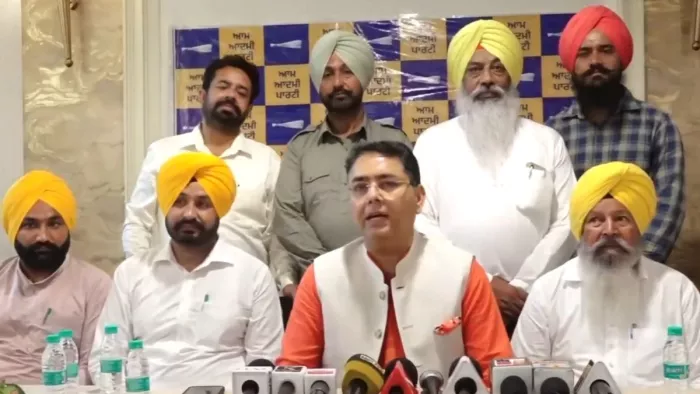 AAP नेताओं ने सौरभ भारद्वाज पर कार्रवाई की निंदा की। फोटो एक्स
