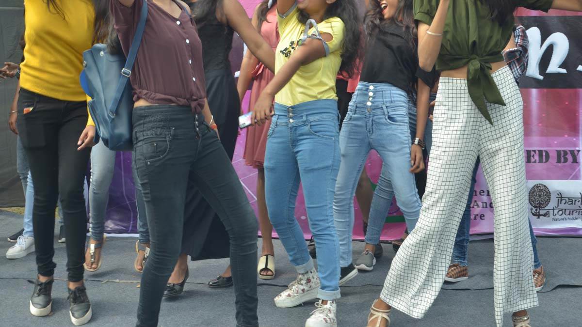 https://www.jagranimages.com/images/newimg/26082025/26_08_2025-bar_girls_24025099.jpg