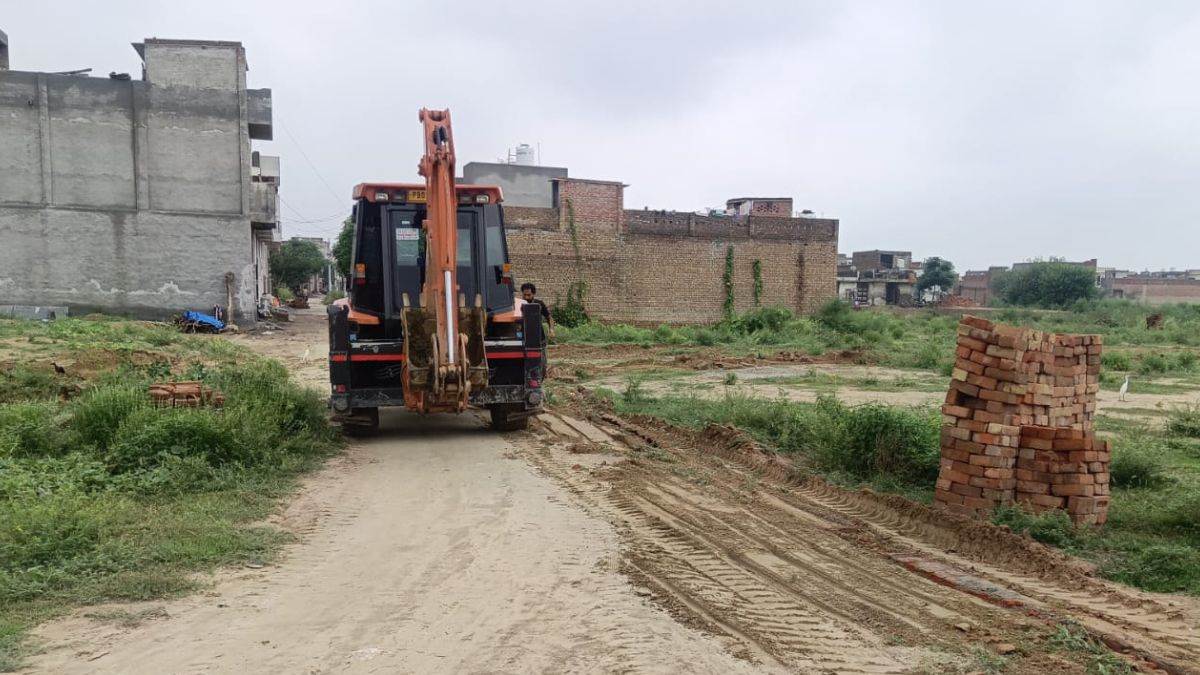 https://www.jagranimages.com/images/newimg/26082025/26_08_2025-buldozer_2_24025513.jpg