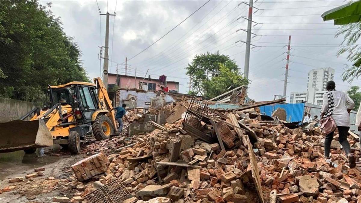 https://www.jagranimages.com/images/newimg/26082025/26_08_2025-bulldozer_action_75_24025749.jpg