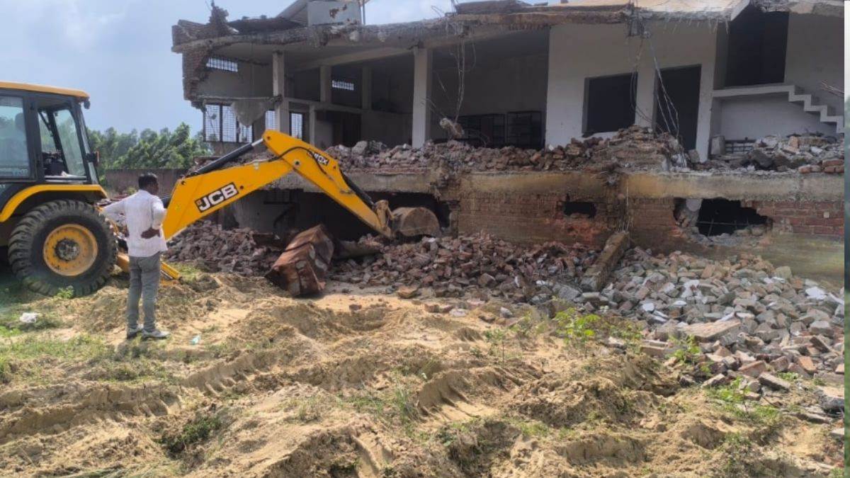 https://www.jagranimages.com/images/newimg/26082025/26_08_2025-bulldozer_action__20_24026024.jpg