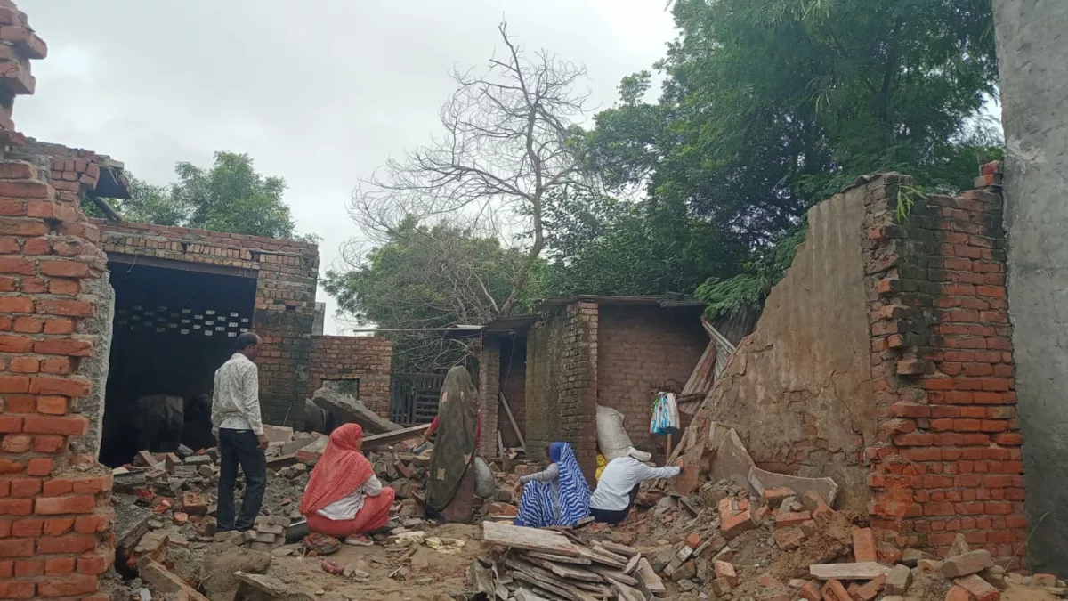 Faridabad House Collapse: भरभरा कर गिरा दो मंजिला मकान, मलबे में दबकर तीन पशुओं की मौत