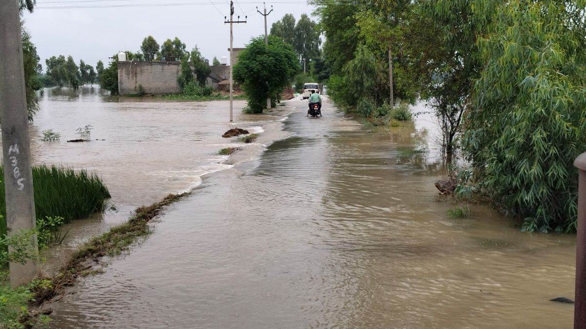 https://www.jagranimages.com/images/newimg/26082025/26_08_2025-flood_6_24025540.jpg