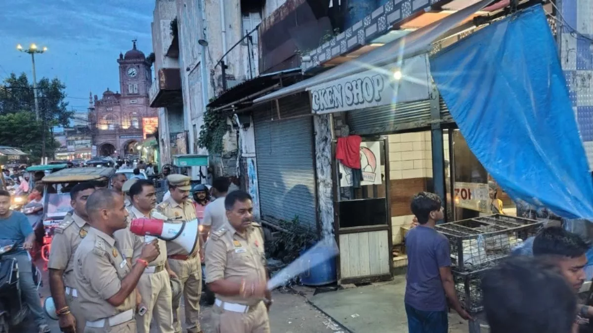 UP Bulldozer Action: बाजार बंद था, तभी बुलडोजर लेकर पहुंच गई टीम; अब इस शहर में अभियान शुरू