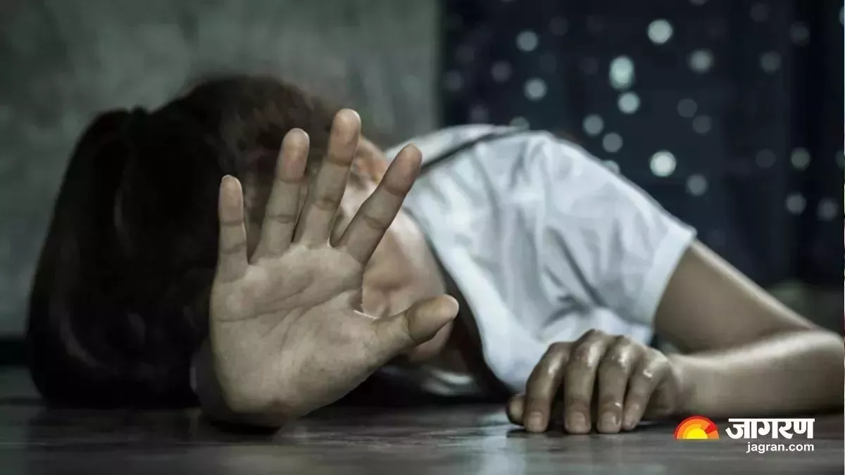 यूपी के इस जिले में दो बहनों की साइकिल के आगे मनचलों ने लगा दी स्कूटी, मांगा मोबाइल नंबर, फिर भीड़ ने...