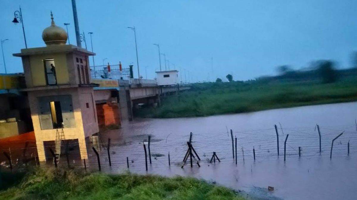 https://www.jagranimages.com/images/newimg/26082025/26_08_2025-gurdaspur_rain_24025168.jpg