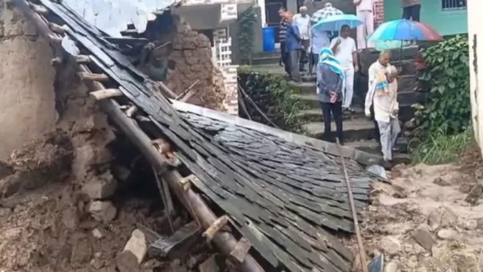 हमीरपुर के ख्याह गांव में शवयात्रा पर जर्जर भवन गिर गया। जागरण