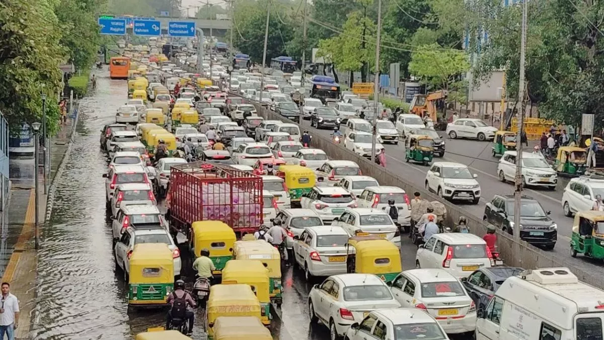 NCR के इस इलाके में आफत बनी बारिश, पूरा शहर जलमग्न; सड़कों पर लगा लंबा ट्रैफिक जाम