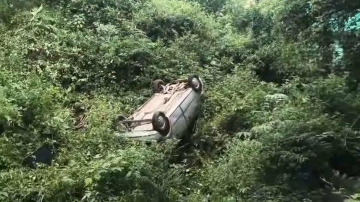https://www.jagranimages.com/images/newimg/26082025/26_08_2025-khaayi_me_giri_car_24026088.jpg