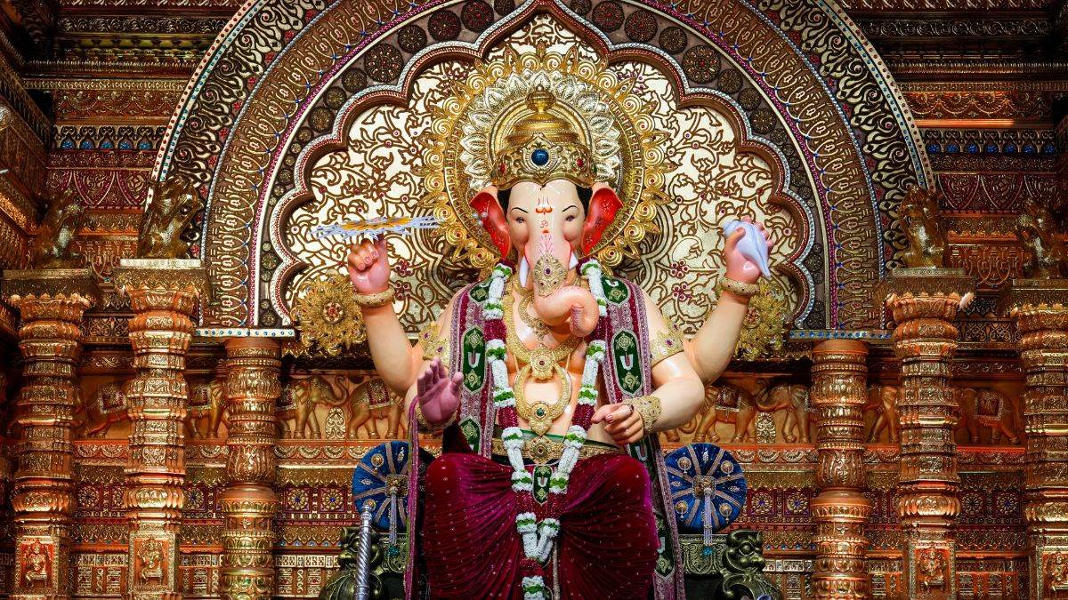 https://www.jagranimages.com/images/newimg/26082025/26_08_2025-lalbaugcha_raja_travel_guide_24025189.jpg