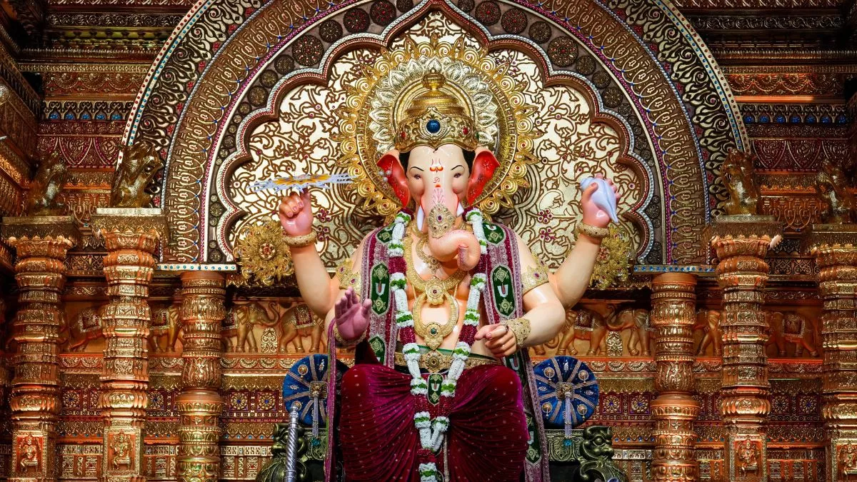 Ganesh Chaturthi 2025: पहली बार करने जा रहे हैं लालबागचा राजा के दर्शन? यहां पढ़ें पूरी ट्रैवल गाइड