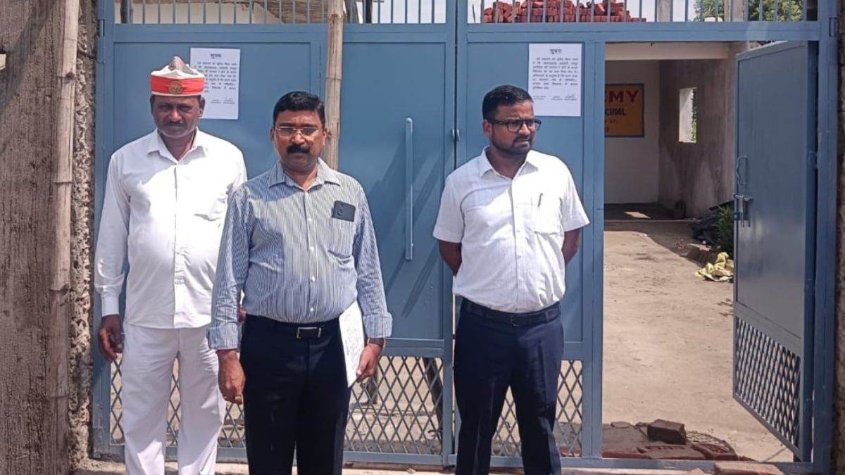 https://www.jagranimages.com/images/newimg/26082025/26_08_2025-maharajganj_illegal_shcool_24025504.jpg