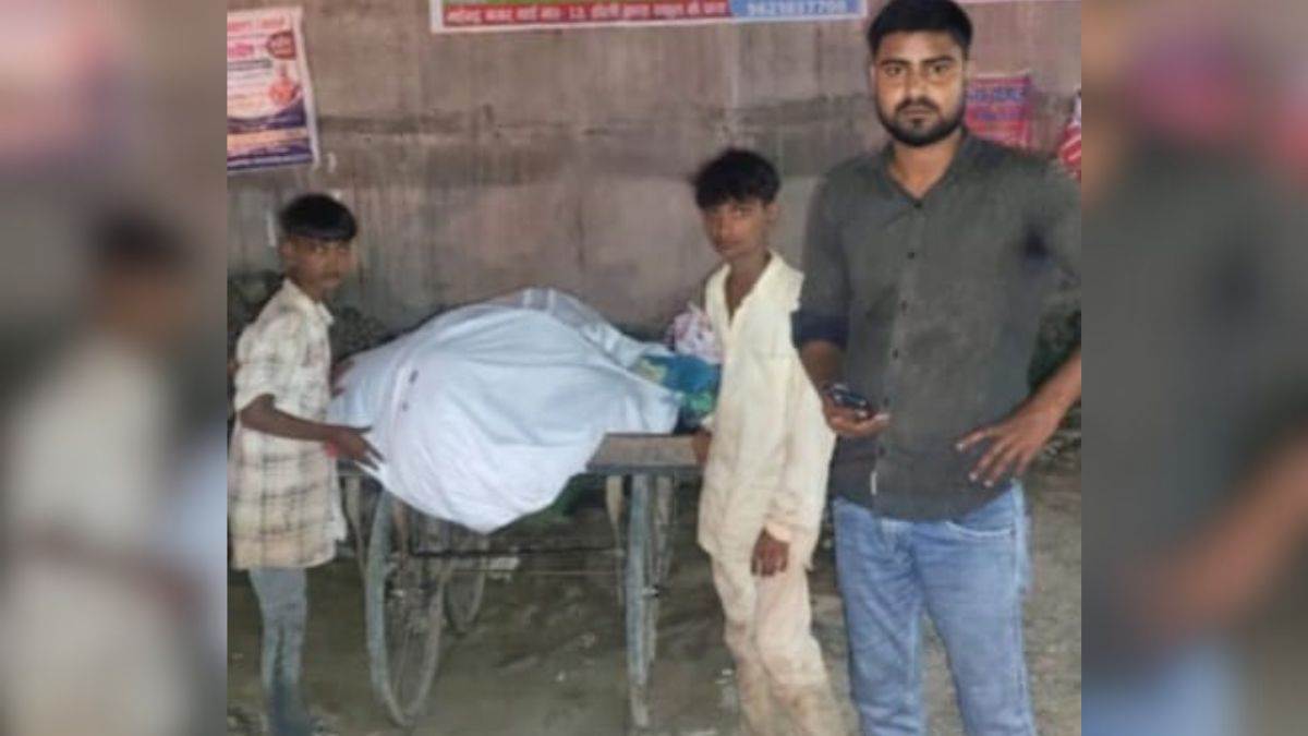 https://www.jagranimages.com/images/newimg/26082025/26_08_2025-man_died_on_thela_in_maharajganj_24025541.jpg