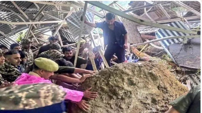 आपदा प्रबंधन के कर्मचारी पुलिस व अन्य कर्मचारियों की मदद से बचाव कार्य चलाते हुए।