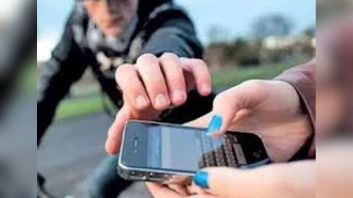 https://www.jagranimages.com/images/newimg/26082025/26_08_2025-mobile_theft_in_train_24025628.jpg