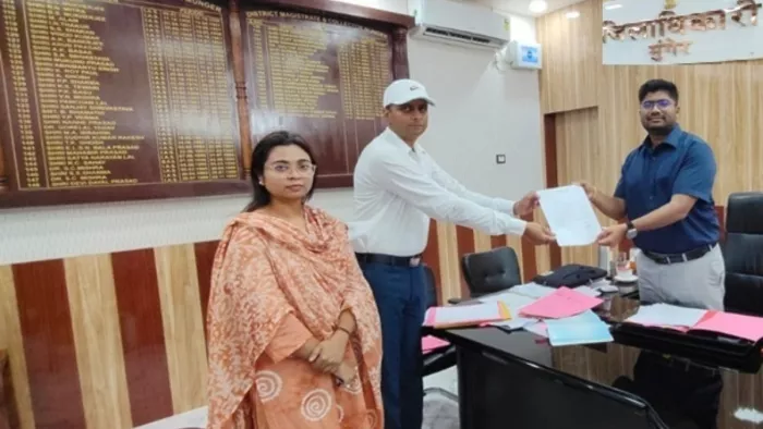 मनोज आनंद को आदेश की प्रति सौंपते डीएम। सौजन्य - जिला प्रशासन