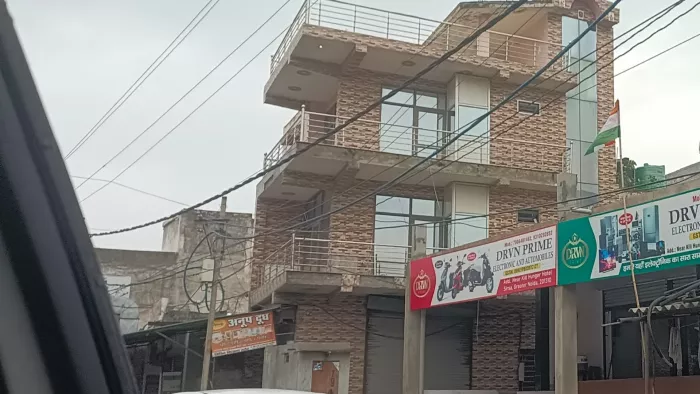 सिरसा गांव स्थित इसी मकान में है निक्की की ससुराल। इसी मकान में निक्की को जलाया गया था। जागरण