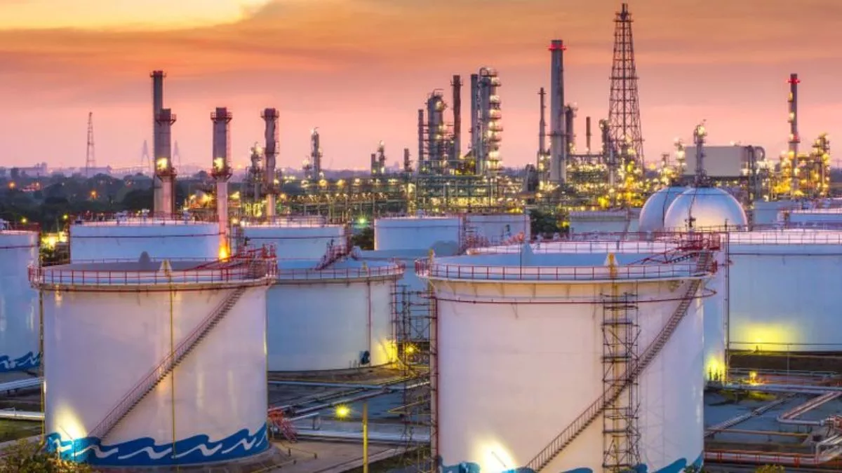 https://www.jagranimages.com/images/newimg/26082025/26_08_2025-petronet_lng_stock_24025390.jpg