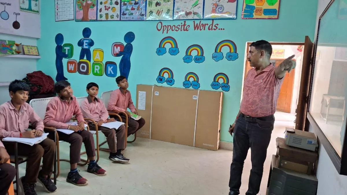 प्रयागराज के सरकारी स्कूलों के शिक्षक गढ़ रहे नए मानक, इनका तरीका कोचिंग संस्थानों को दे रहा टक्कर