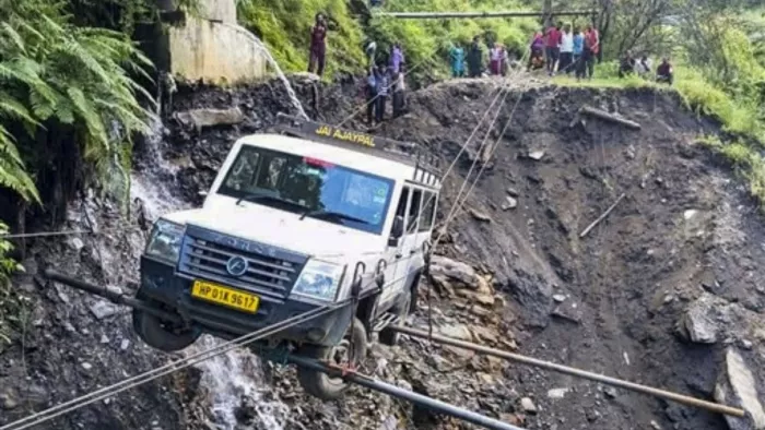 हिमाचल, जम्मू-कश्मीर और उत्तराखंड में भूस्खलन से महत्वपूर्ण मार्ग बंद (फोटो: पीटीआई)