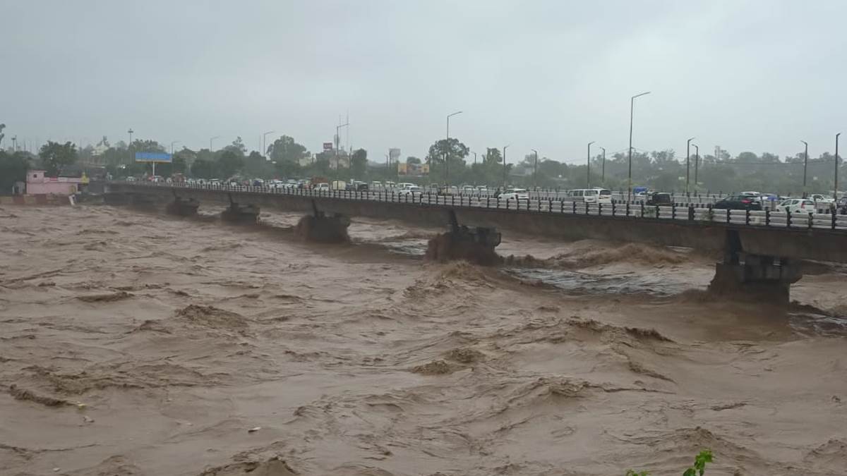 https://www.jagranimages.com/images/newimg/26082025/26_08_2025-river_tawi_flood_24025588.jpg