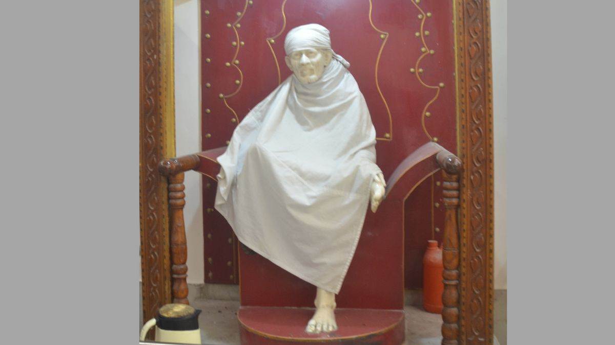 https://www.jagranimages.com/images/newimg/26082025/26_08_2025-sai_baba_murti_sambhal_24025271.jpg