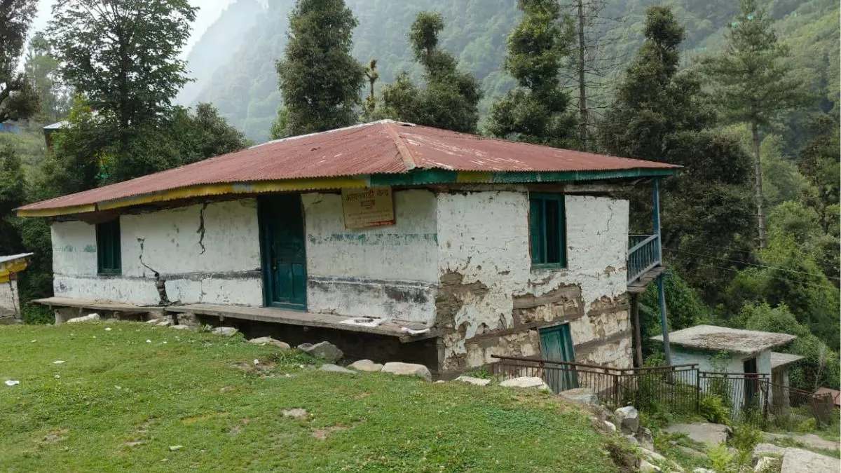 Himachal News: शिमला का शरनाल गांव खतरे की जद में, भूस्खलन से 12 से ज्यादा परिवार प्रभावित